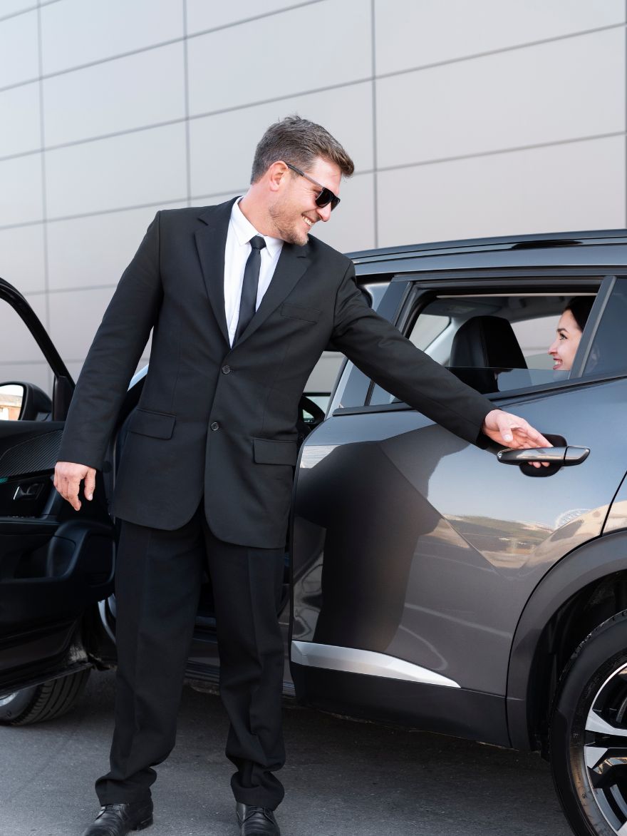 Chofer abriendo puerta del coche Chofer abriendo puerta del coche