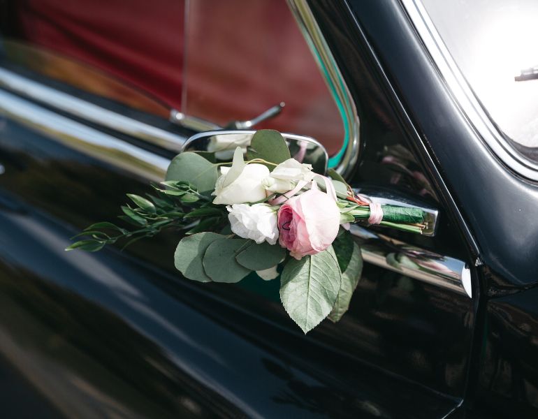 Coche con ramo de flores Coche con ramo de flores