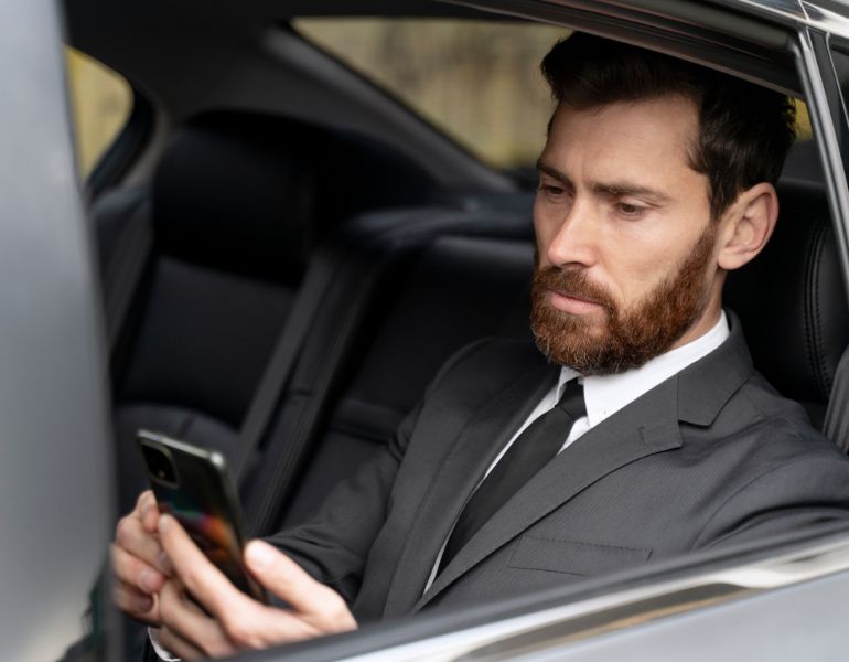Hombre sentado en la parte de atrás del coche Hombre sentado en la parte de atrás del coche